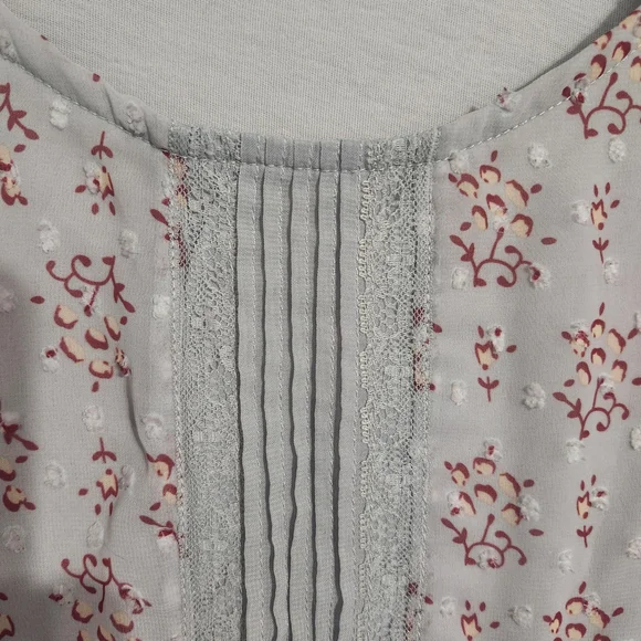 LC Lauren Conrad Gray Blouse with Red Floral Pattern, size M - Picture 2 of 8